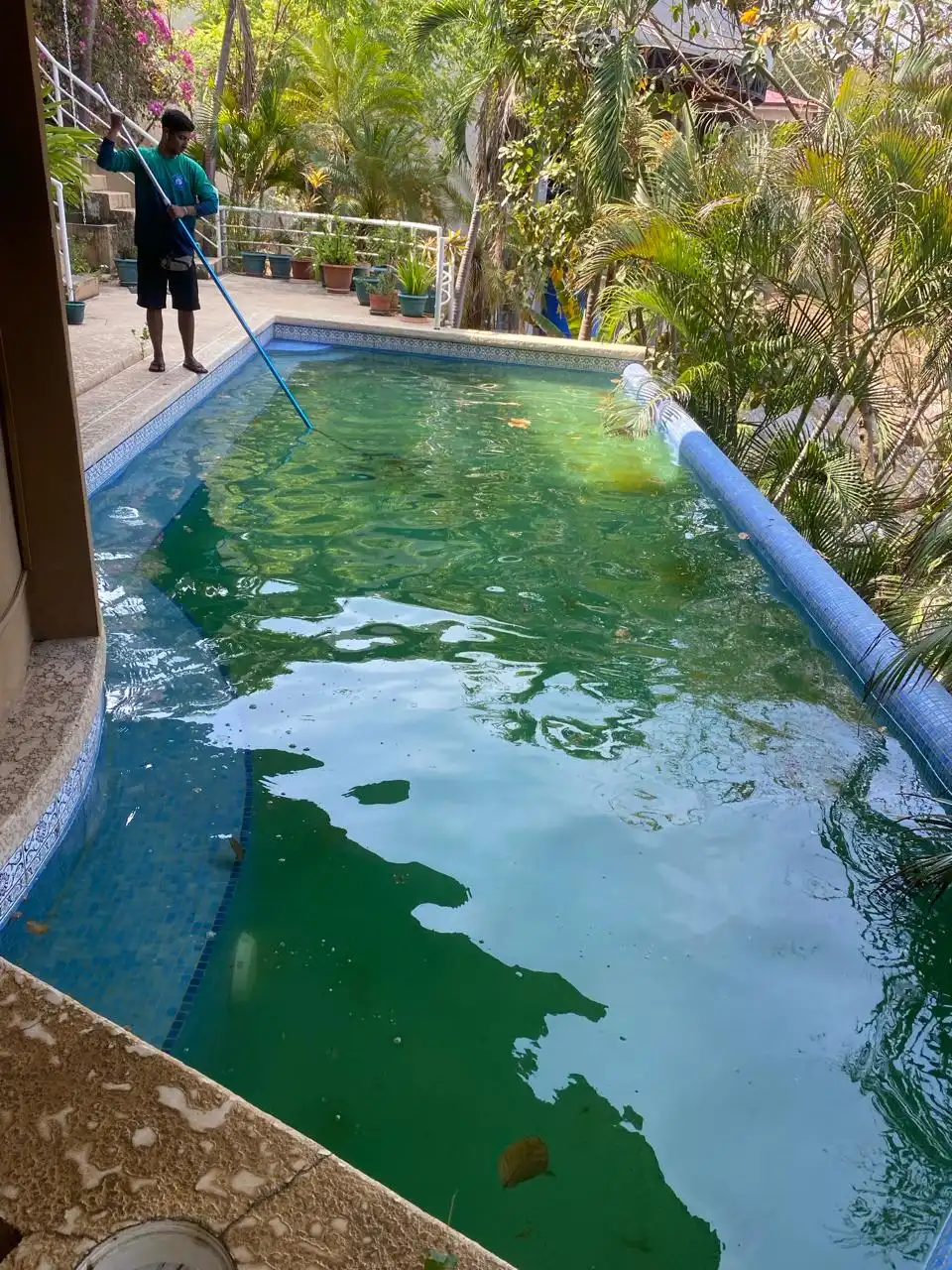 Piscina antes del mantenimiento